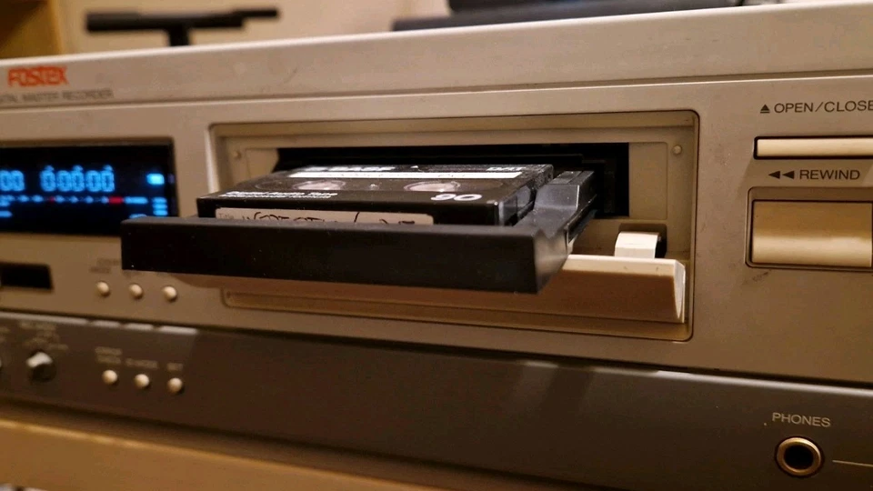 Fostex D-5 Digital Master Recorder DAT + Remote Control – Excellent Condition - Image 3 of 4