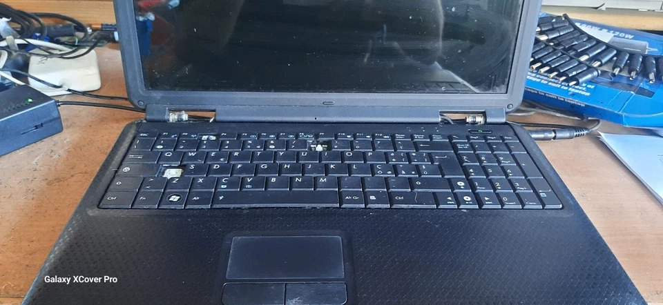 E-machines D620 laptop AMD Athlon - power light flashes but won't boot up -(418) - Image 3 of 4