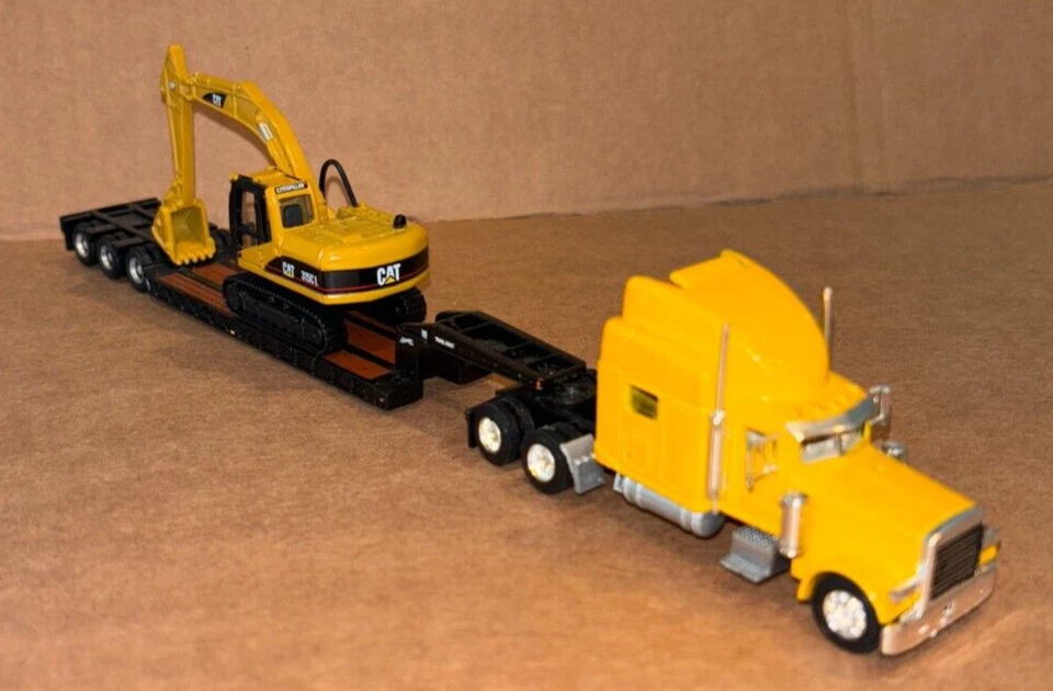 Norscot Toy, SEMI TRACTOR / TRAIL KING LOWBOY TRAILER WITH CAT EXCAVATOR (1/87) - Image 3 of 4
