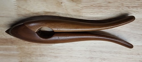 Schiaccianoci vintage fatto a mano legno massello e metallo a forma di pesce MCM - Foto 2 di 4