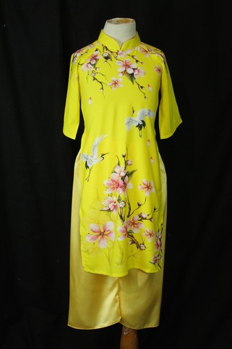 Traditional Vietnamese high collared áo dài with flamingo and magnolia print - Picture 14 of 39