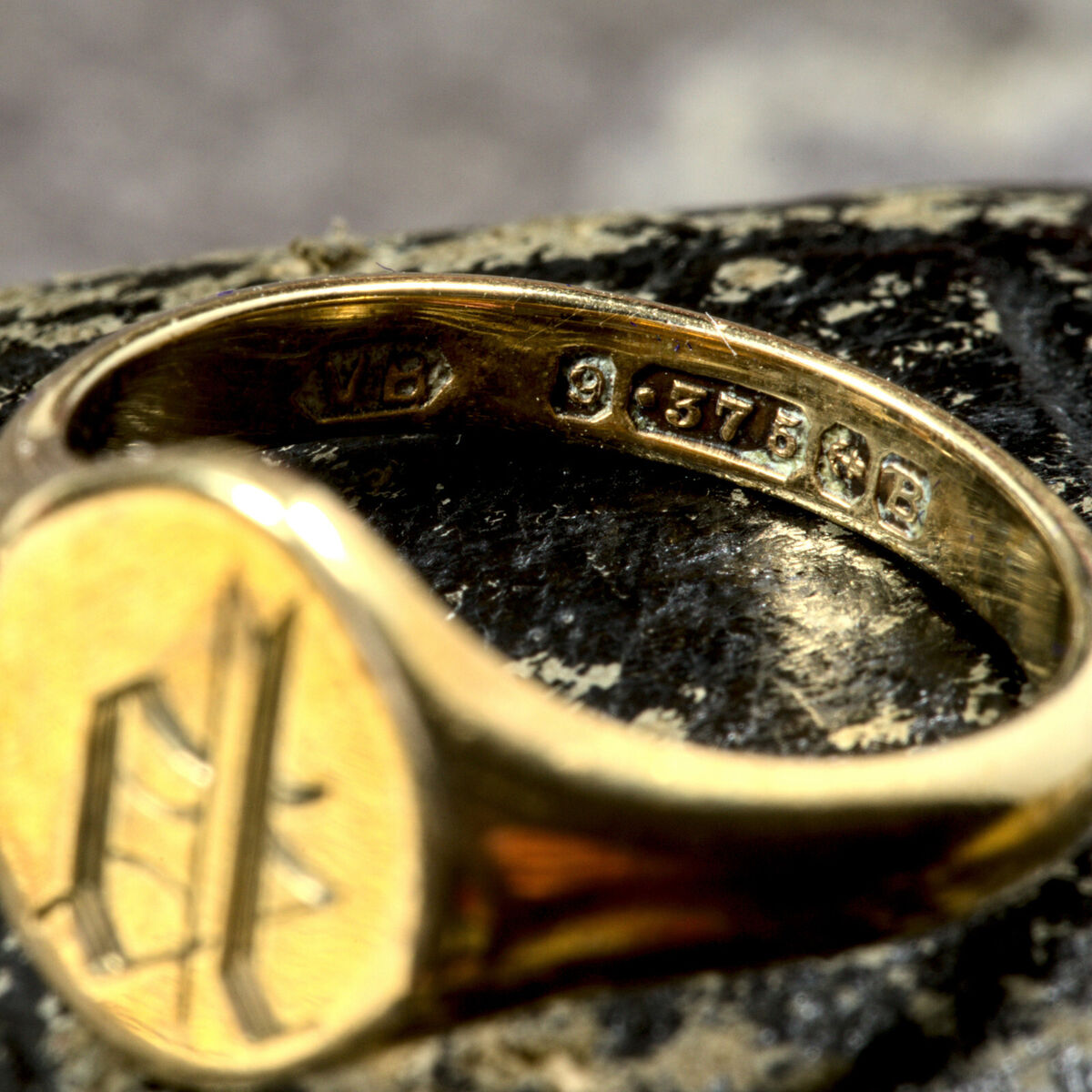 SUPERB QUALITY VINTAGE ENGLISH 9K GOLD SIGNET RING PINKY SUPERB QUALITY VINTAGE ENGLISH 9K GOLD SIGNET RING PINKY