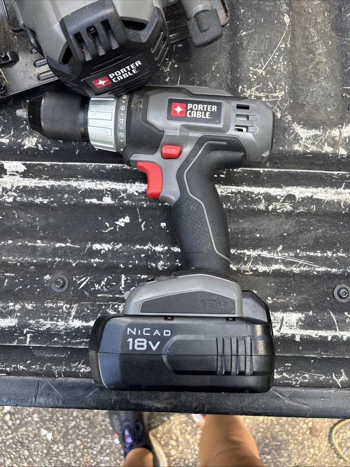 Porter cable 18 V battery powered circular saw and Drill - Image 2 of 4