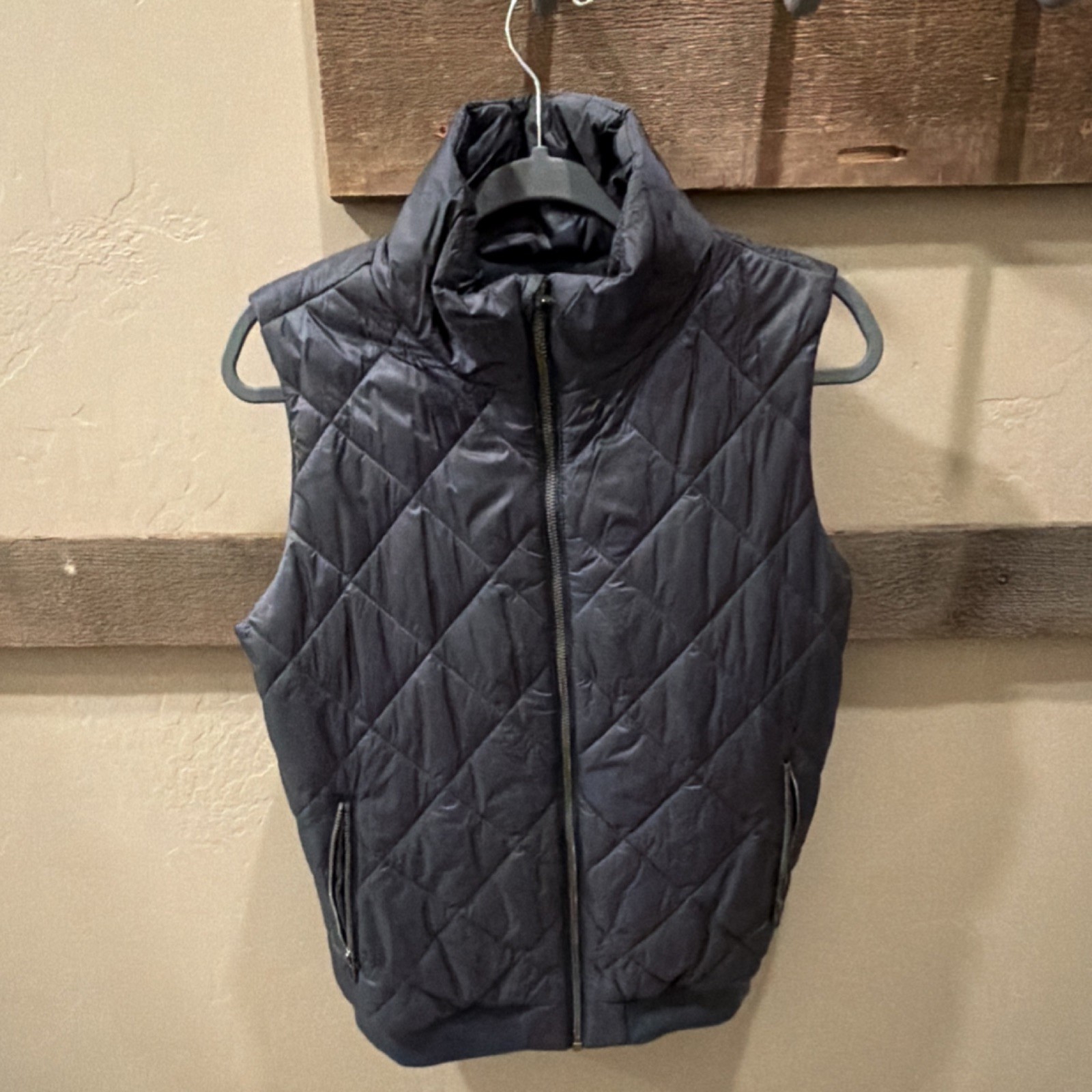 Patagonia Women's Black Quilted Zip Vest Pockets Medium Outdoor Casual