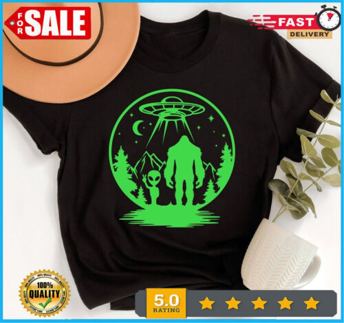 Bigfoot and Alien Shirt, Bigfoot Shirt, Alien Shirt, Bigfoot Hunter, offizielles Bi - Bild 1 von 7