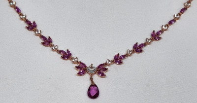 Schöne Halskette 14 Karat Rotgold über Sterlingsilber kreiert Rose & weißer Saphir