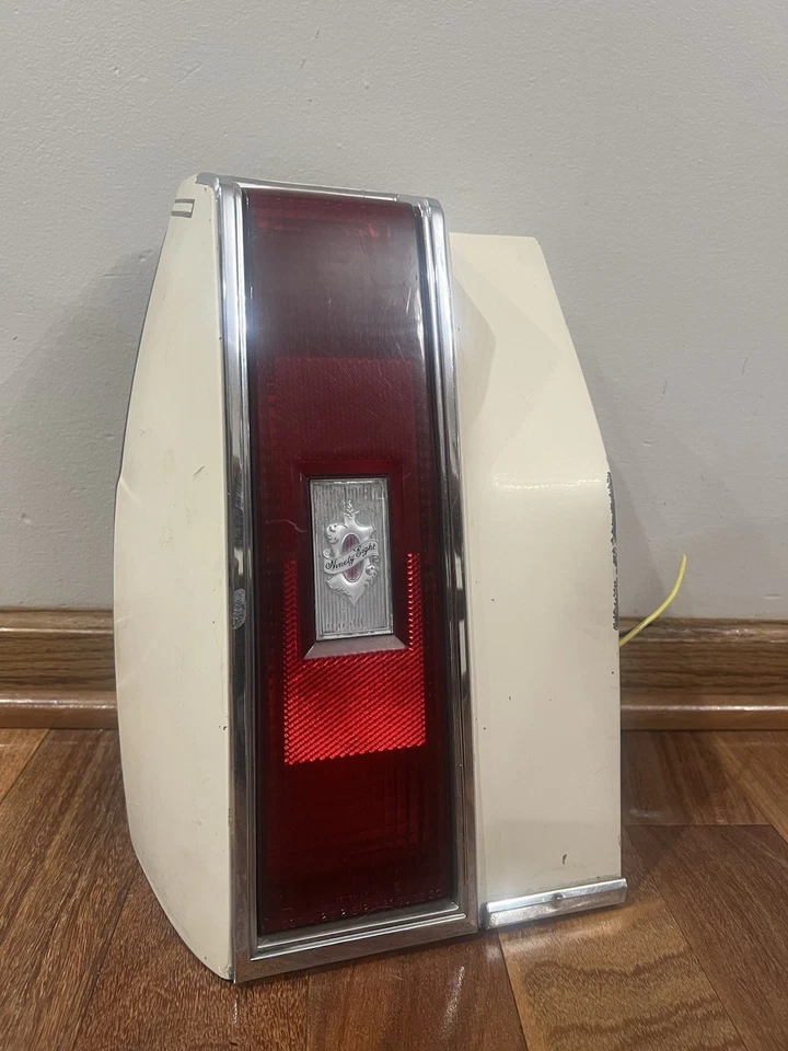 MONTAJE DE LUZ TRASERA IZQUIERDA OLDSMOBILE 98 1980 1981 1982 1983 1984 1985 1986 Foto 2 de 4