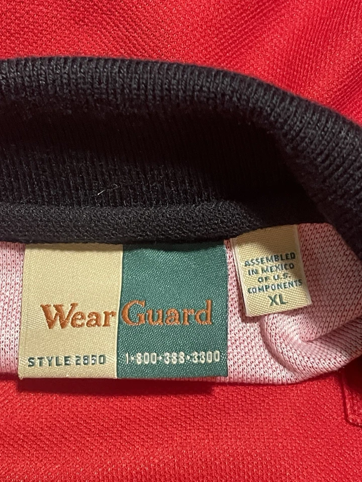 Polo rojo Coca Cola y camiseta azul de oso polar  Foto 3 de 4