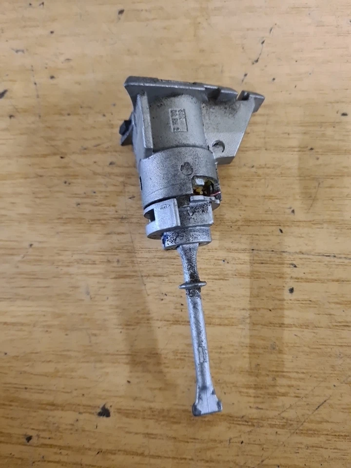 2013 HYUNDAI I40 MK1 FL IGNITION BARREL + DOOR LOCK + KEY - Image 4 of 4