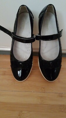 Girls' patent dress shoes, size 3.5 (EU 35)