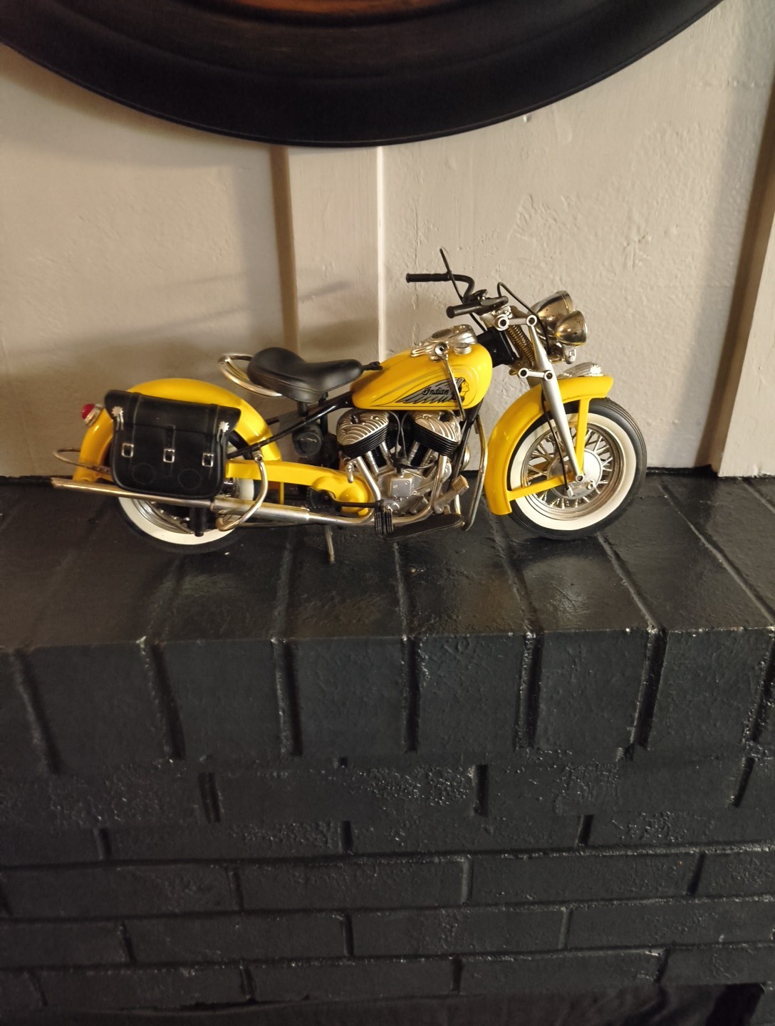Indian Motorcycle 1:6 Scale Diecast with Plastic Parts New Ray Yellow 53603