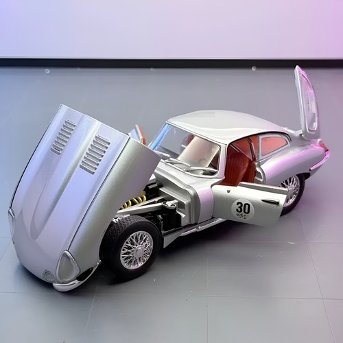 1:24 Jaguar E-Type Vintage Diecast Car - 1961 Classic Model w/ Light Toy Gift - Image 1