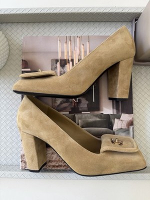 CHANEL ベージュ ブラウン ハイヒール Chanel SS 26 Blazy Brown Beige Suede Square Toe CC Logo Turn-lock