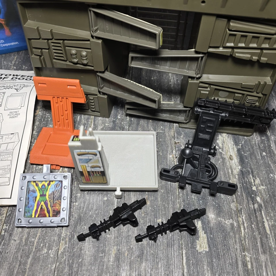 Mattel Secret Wars Tower of Doom 1984 completo con caja y manual vintage 7472 Foto 3 de 4