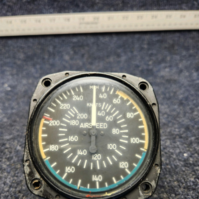 8025 | BEECHCRAFT F35 | UNITED INSTRUMENTS AIRSPEED INDICATOR