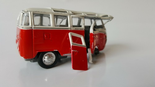 Volkswagen Samba 1/40 Maisto Modelo Naufragado para Diorama Hobby Dañado Accidente - Imagen 7 de 9