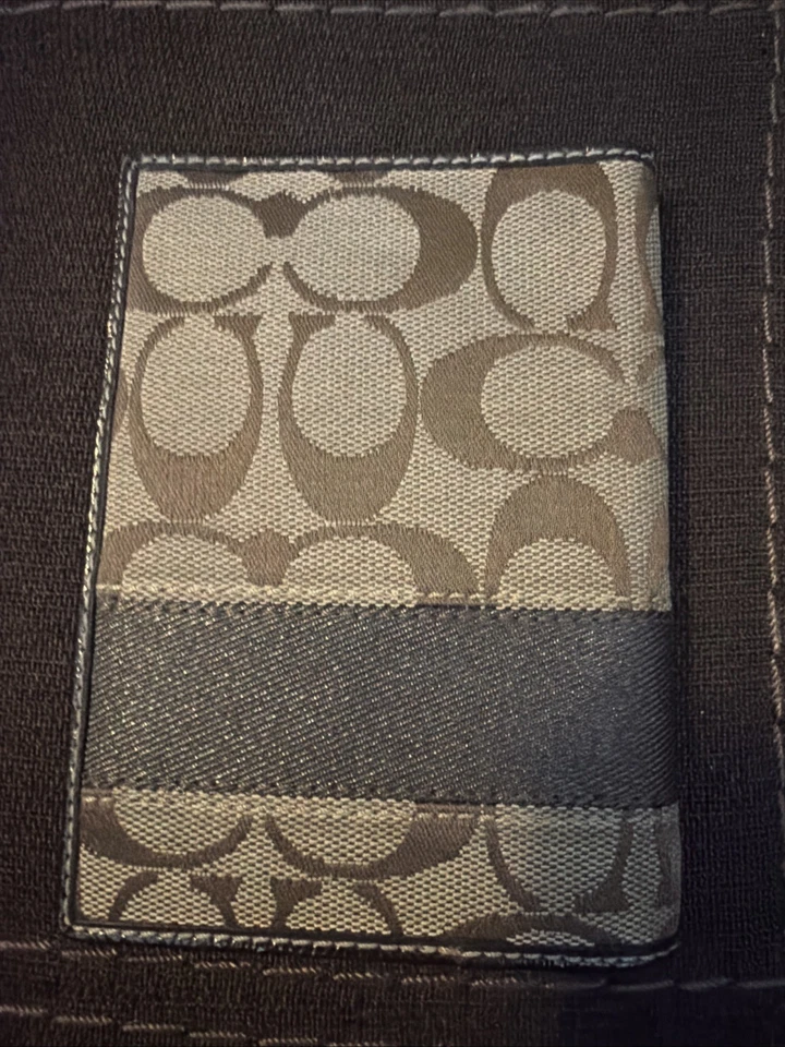 Estuche con soporte de viaje para pasaporte COACH usado en lona exclusiva Foto 2 de 4