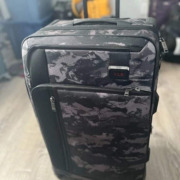 Juego de lona TUMI Alpha Bravo Buckley de fin de semana largo y camuflaje de mano Foto 3 de 4