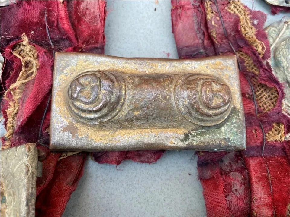 Antiguo panel de accesorios de joyería tradicional elefante caballo oro cobre étnico Foto 3 de 4