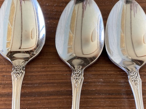 Oneida Raphael Set of 4 Teaspoons Spoons USA Deluxe Stainless Flatware Nice! - Picture 3 of 6