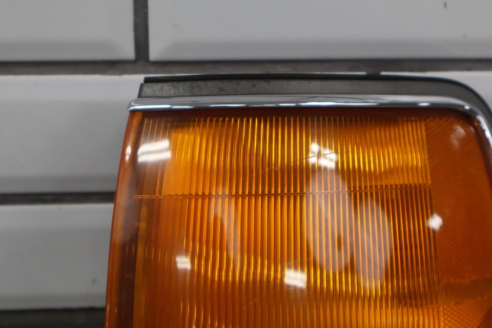 Luz de señal de giro montada en el guardabarros izquierdo Toyota LandCruiser 1991-1998 Foto 2 de 4