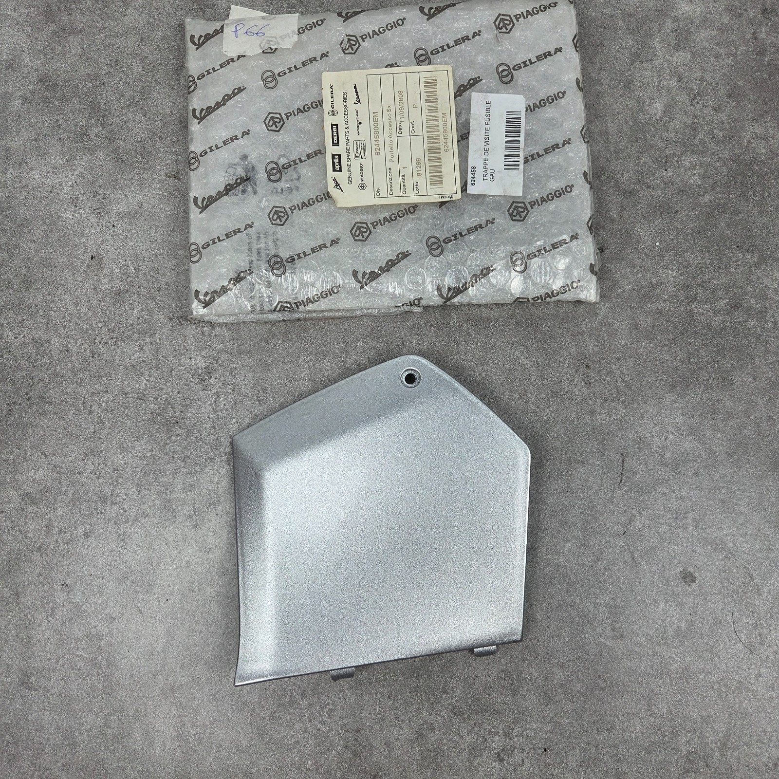Trappe fusible gauche pour scooter Piaggio MP3 125-500cc de 2006 à 2014 d'origine noire