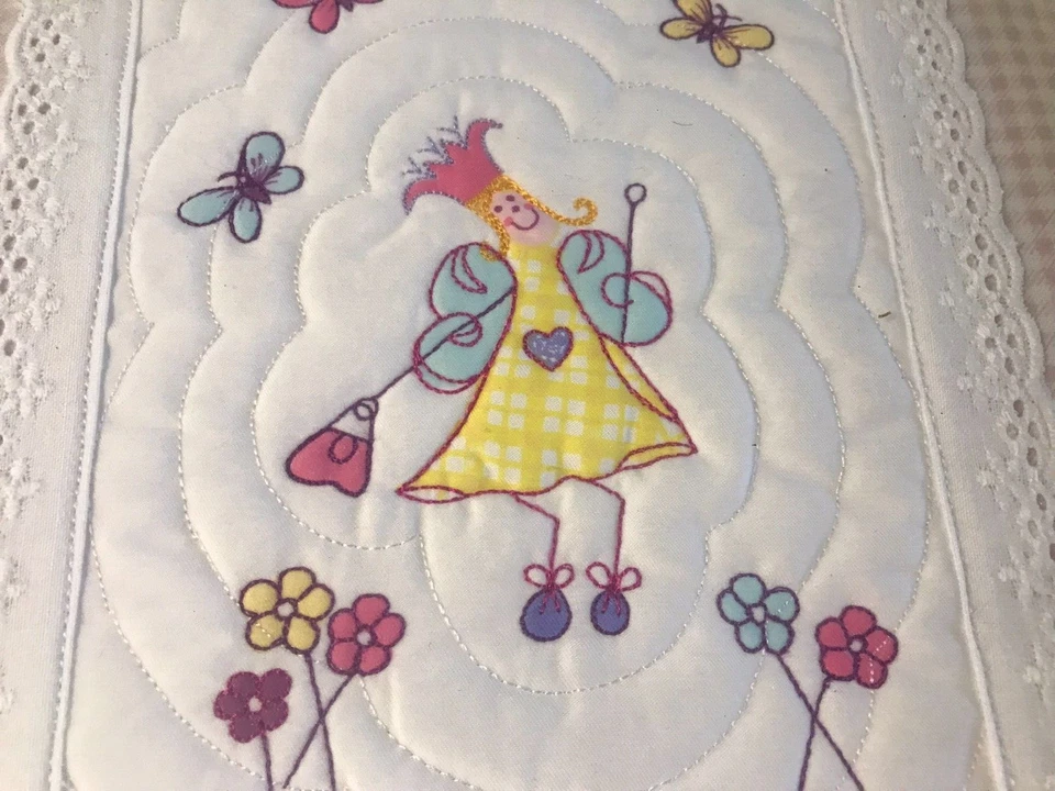 Juego de dos cuadros enmarcados de hadas acolchados Laura Ashley decoración de habitación infantil Foto 4 de 4