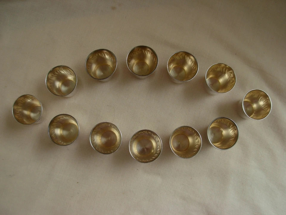 ANTIGUAS COPAS DE LICOR FRANCESAS DE PLATA DE LEY, JUEGO DE 12, FINALES DEL SIGLO XIX. Foto 4 de 4