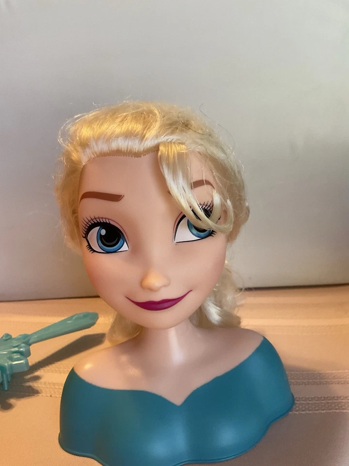 Mini cabezal de peinado Disney Frozen Elsa con cepillo de pelo de 3 años en adelante Foto 2 de 4