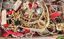 BEAUTIFUL VINTAGE JEWELRY LOT ALL WEARABLE SUM SIGNED U GET WHAT U C 2LBS 1