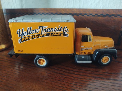 Camión diecast International R190 1957 líneas de carga de tránsito amarillo - Imagen 3 de 5