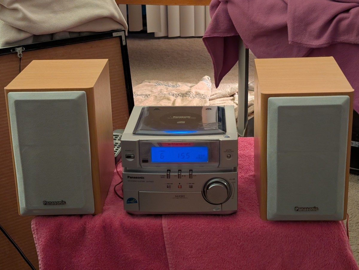BRILLIANT SOUND QUALITY PANASONIC SA-PM03 CD STEREO SYSTEM & 2 WAY