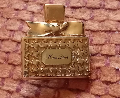 pin's MISS DIOR- Christian DIOR- Parfum- doré or fin- bijoux- années 90 - - Photo 1/3