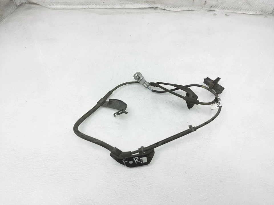 Датчик антитормоза заднее пассажирское колесо ABS 2001-2005 Toyota RAV4 89516-42030 - Изображение 2 из 4