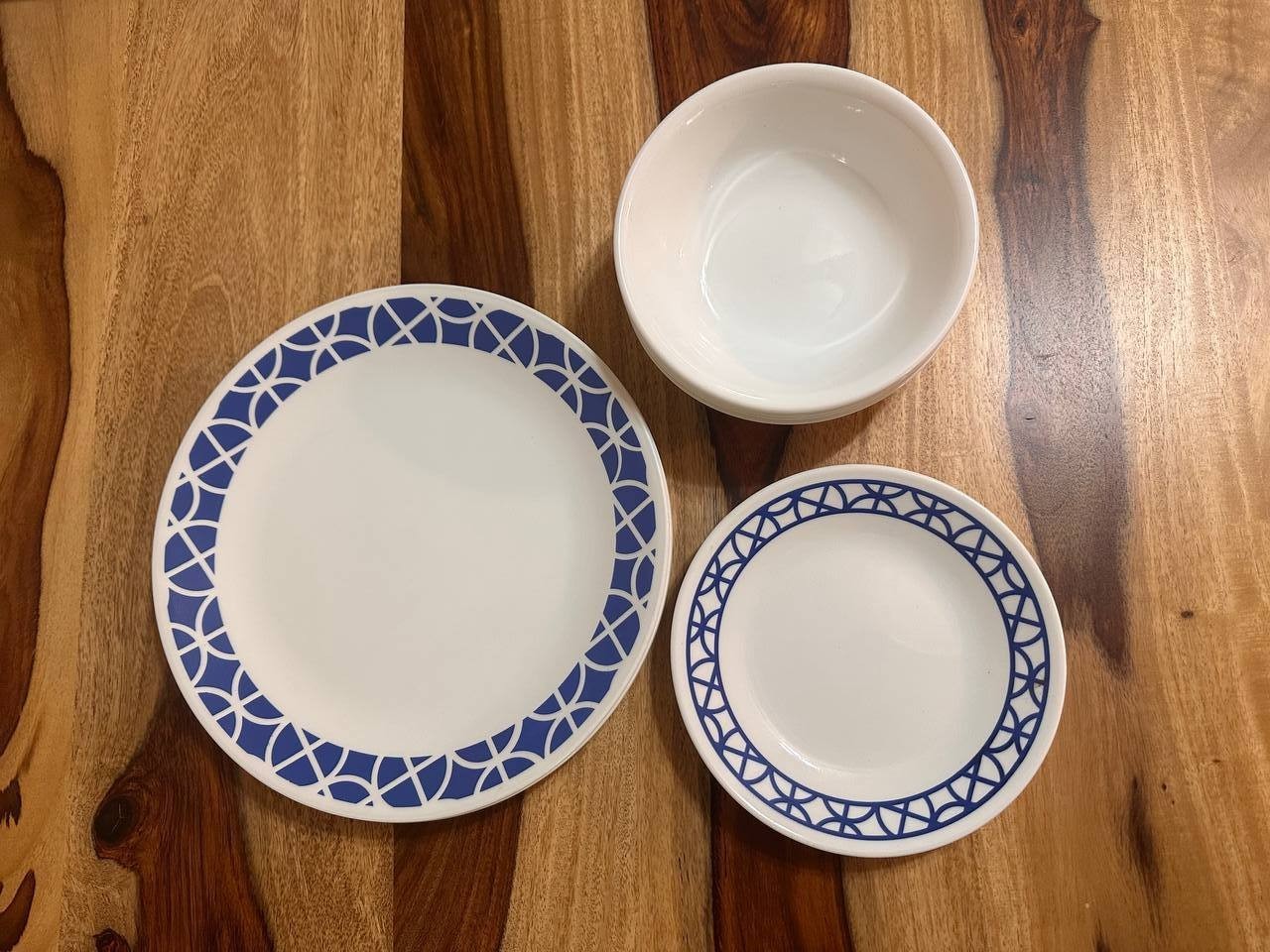 Corelle 12‑Piece Dinnerware Set &ndash; Cobalt Circles Plates & Pure White 18 oz Bowls
