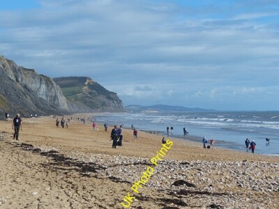 Foto 6x4 Charmouth Beach Lyme Regis Eine Vielzahl von Aktivitäten auf einem schönen au c2015