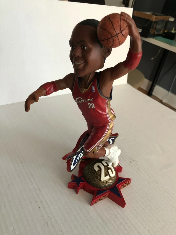 Lebron James 2003 10 pulgadas novato Bobblehead Cleveland Cavaliers Forever Legends Foto 4 de 4
