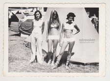 Trois jolies jolies femmes maillot de bain de plage bikini bikini femmes mign...