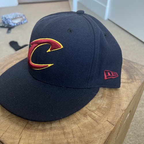 SOMBRERO CLEVELAND CAVALIERS TALLA 7 3/8 NEW ERA 59FIFTY NBA AZUL MARINO AJUSTADO - Imagen 2 de 5