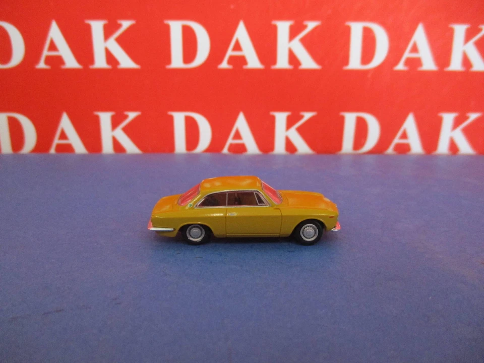 1/87 Modellino Auto Alfa Romeo Giulia Sprint GT Giallo Ocra by Brekina - Immagine 4 di 4