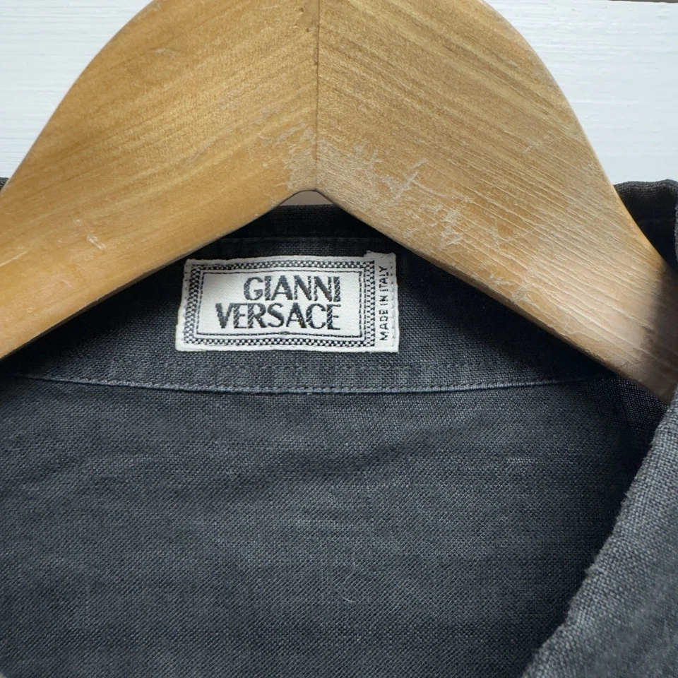 Винтажная мужская рубашка Gianni Versace размер 54 черная льняная с длинным рукавом на пуговицах спереди - Изображение 2 из 4