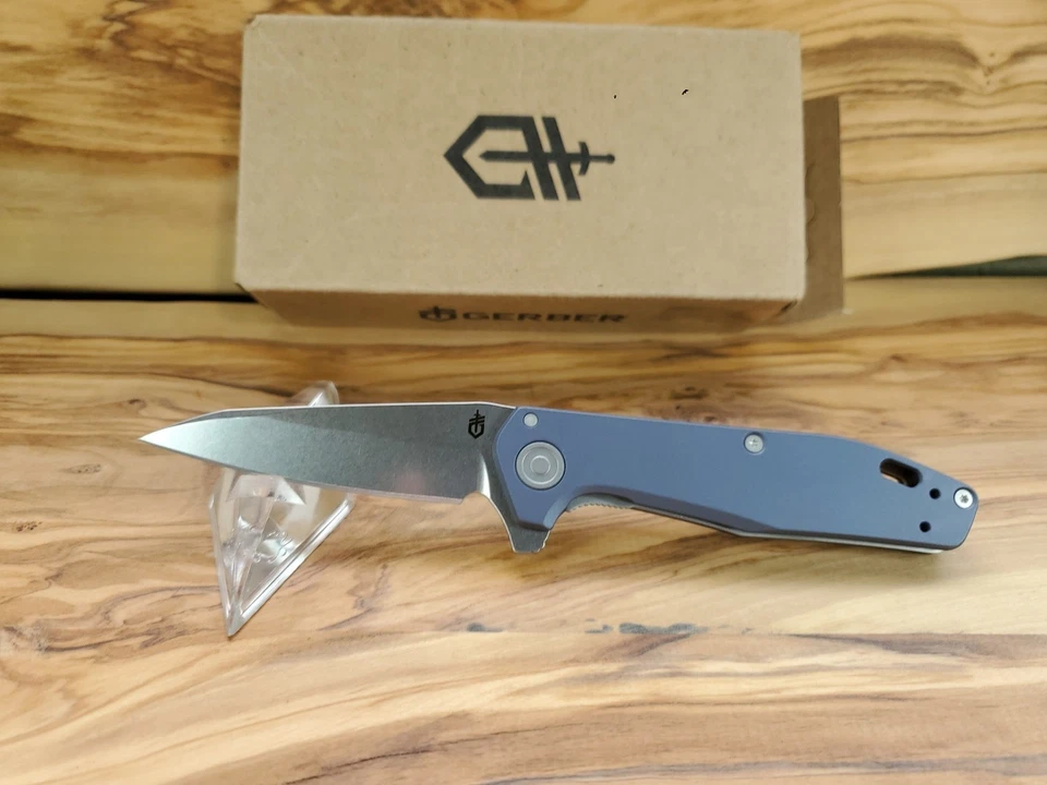 Navaja de bolsillo plegable Gerber Fastball con mango de aluminio azul y lavado a la piedra MagnaCut Foto 2 de 4