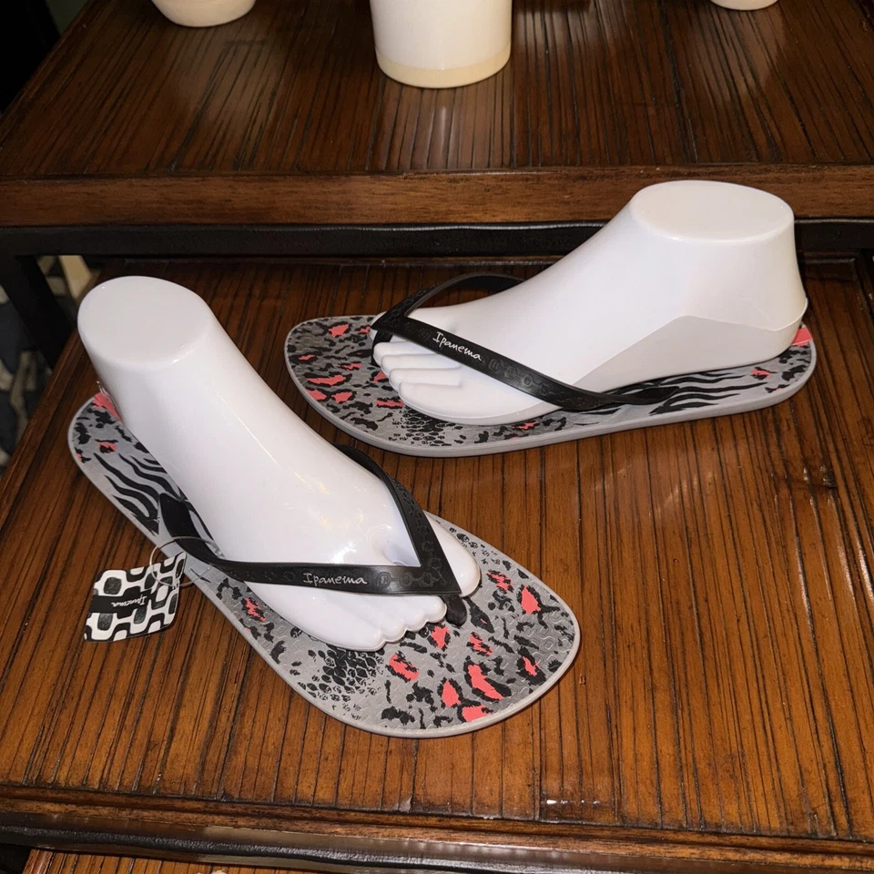 Women's Ipanema Neo Safari Size 10 Flip Flops New Rare Animal Print Black Pink - Image 2 of 4