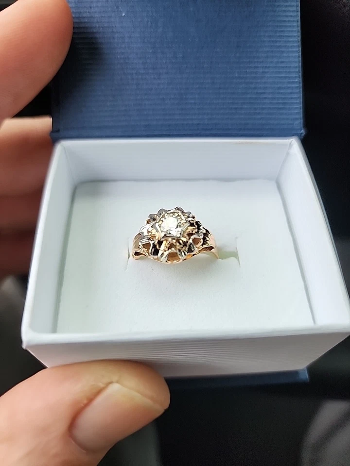 Gorgeous 1930s 18kt Gold Womens .5ct Diamomd Solitare With Floral Design - Image 2 of 4