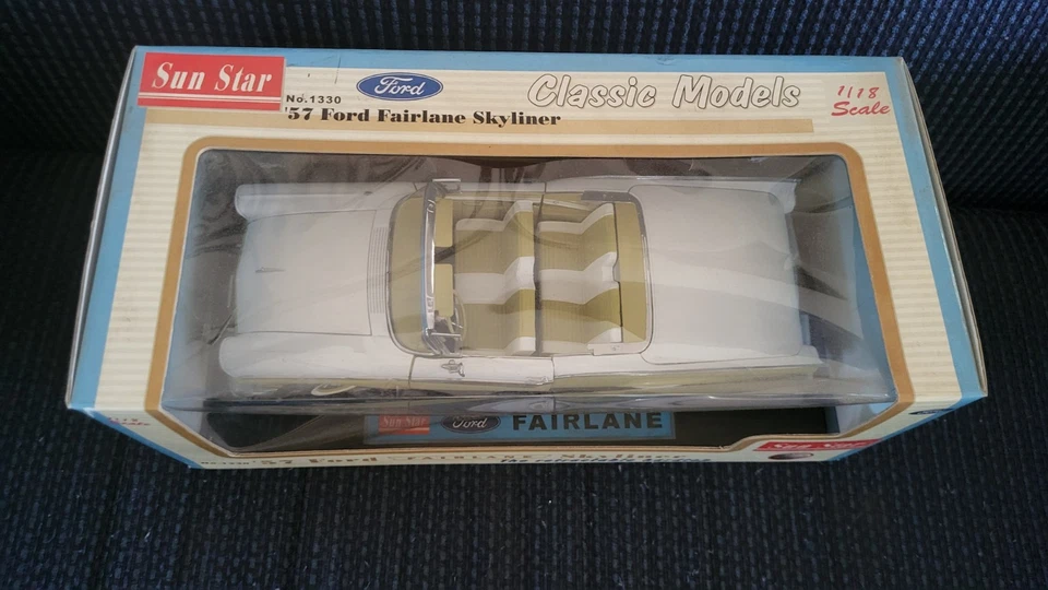 Sun Star 1957 Ford Fairlane Skyliner Retractable Hardtop GreenWhite 1:18 Diecast - Image 2 of 4