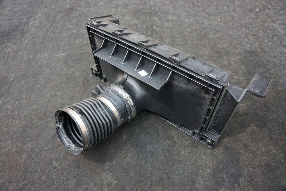 Conjunto de conducto de caja de filtro de aire negro OEM 15238940 Chevrolet SSR 2003-06 Foto 4 de 4