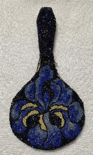 Antiguo bolso de mano de noche Art Deco con solapa con micro cuentas 1924 - Imagen 2 de 9