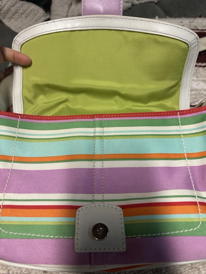 Bandolera/bolso de hombro Coach Hampton con solapa multicolor a rayas F10701 Foto 3 de 4