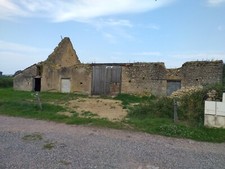 Grange en ruine sur terrain agricole