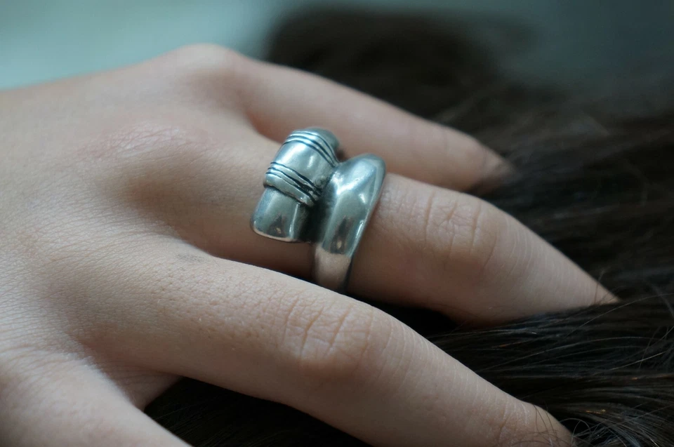 NUEVO Grabado Uno De 50 Estampado UNISEX Envoltura En Relieve Cuerno Anillo Distintivo 7.5 M L Foto 4 de 4